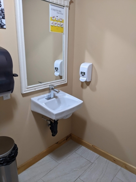 Lavabo dans la salle de toilette accessible