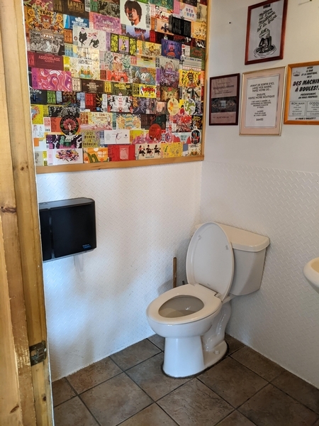 Salle de toilette à cabinet unique