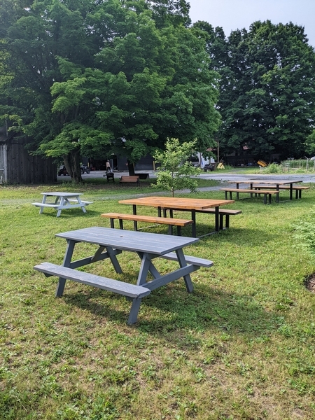 Espace extérieur avec tables à pique-nique