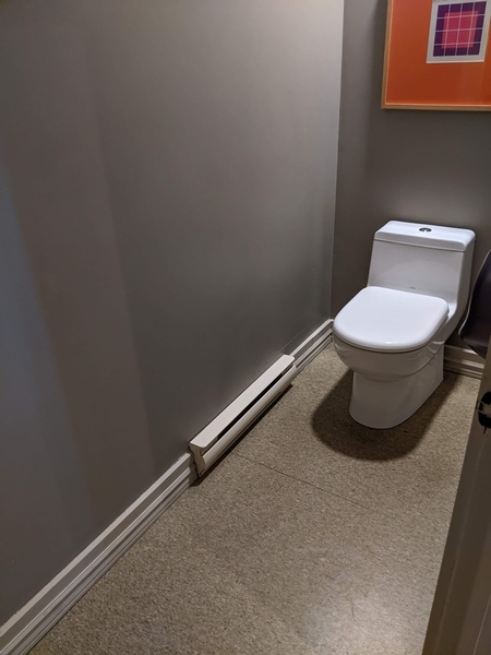 Salle de toilette très étroite