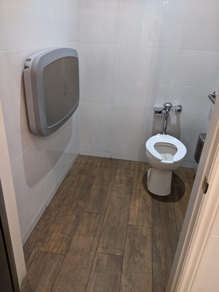 Intérieur du cabinet de toilette accessible