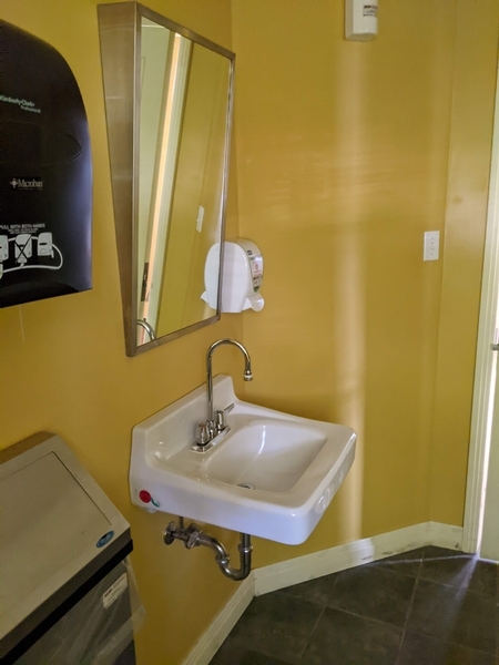 Lavabo dans la toilette accessible