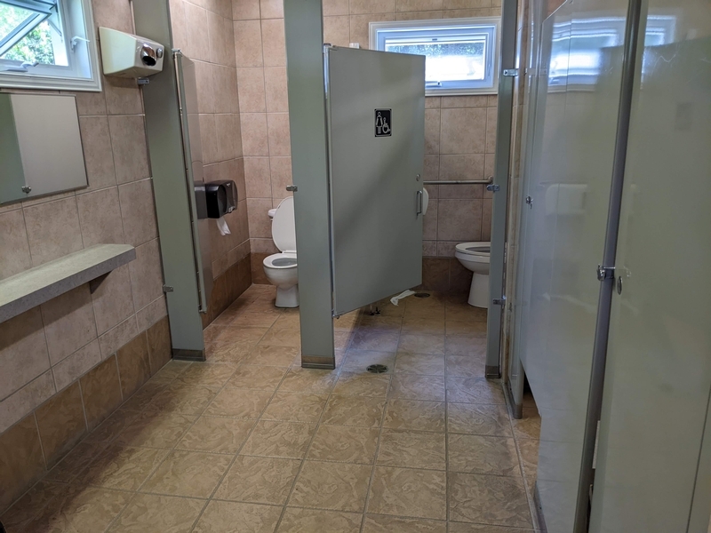 Bloc sanitaire 2 côté femme, toilettes et douche adaptées