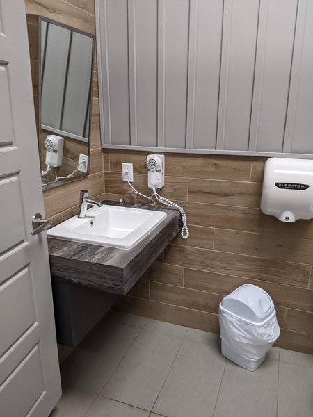Lavabo dans la salle de toilette accessible du bloc sanitaire 1
