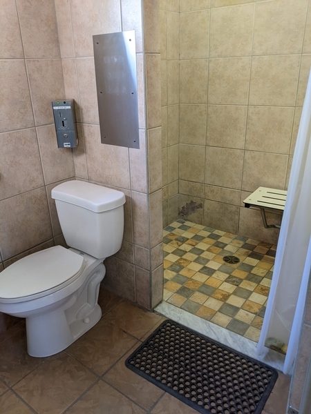Toilette adaptée dans le bloc sanitaire 2