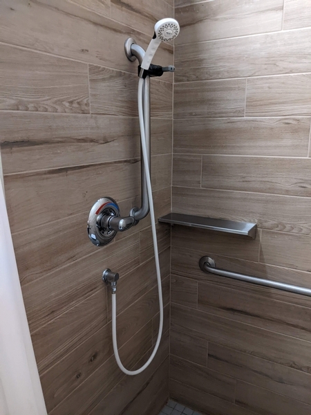 Douche adaptée dans le bloc sanitaire 1