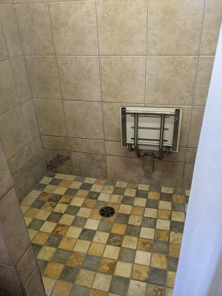 Douche adaptée avec banquette rétractable dans le bloc sanitaire 2