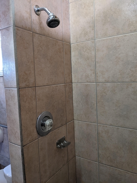 Douche adaptée dans le bloc sanitaire 2
