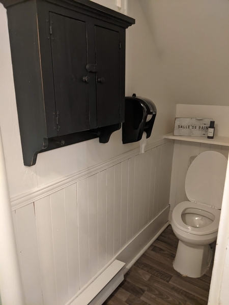 Toilettes très étroites, non-accessibles
