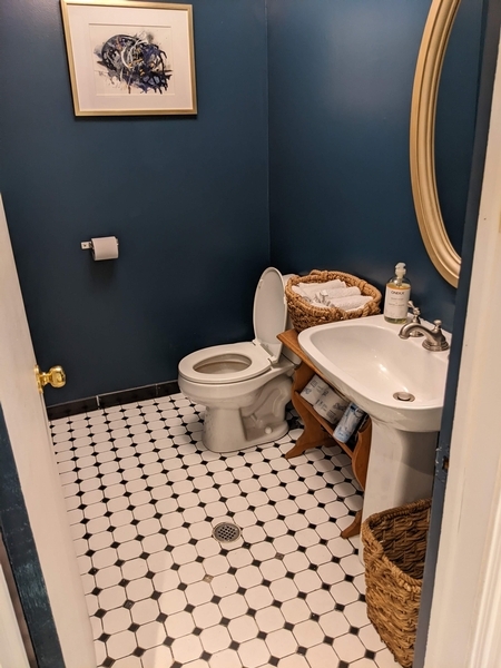Toilette non-adaptée proche de l'accueil
