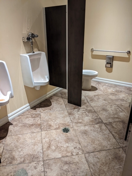 Toilettes communes à cabinets multiples Hommes