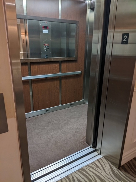 Intérieur de l'ascenseur ouverture 2