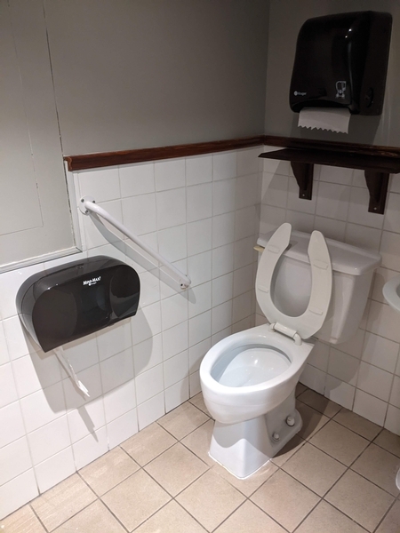 Toilette de palier au 1er étage non accessible