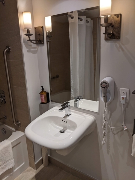 Lavabo dans la salle de bain chambre 122