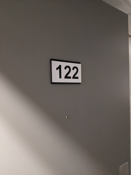 Porte de la chambre 122