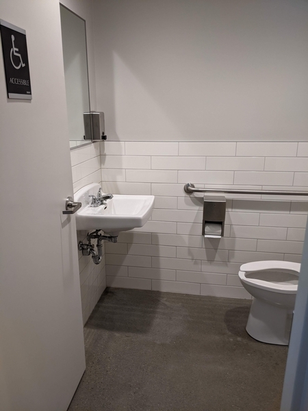 Salle de toilette adaptée