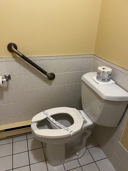 Chambre 109 toilette