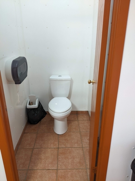 Cabinet de toilette non aménagé