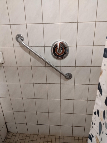 Cabine de douche non aménagée