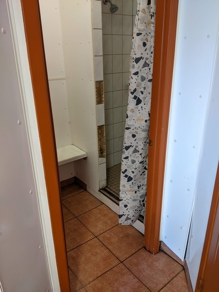Cabine de douche non aménagée
