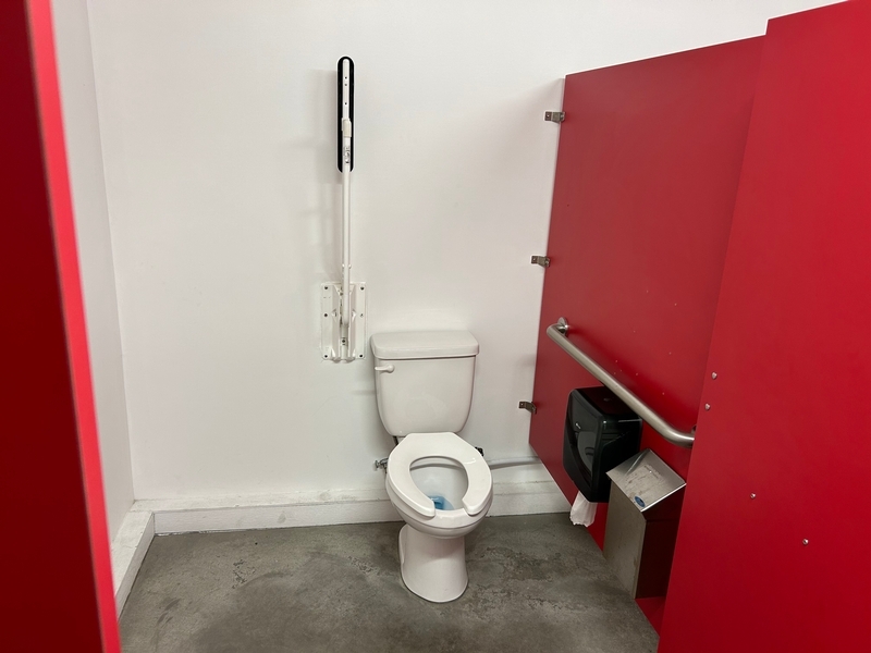 toilette avec barre d'appui rétractable