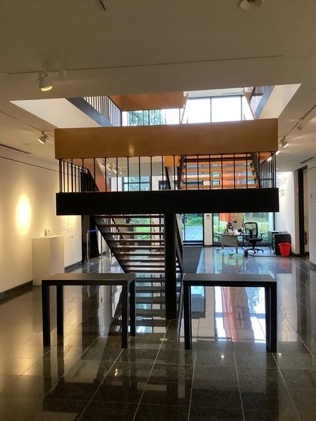 Halle d'exposition rez-de-chaussée avec cage d'escalier 