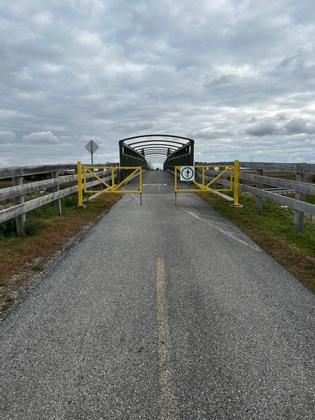 Pont piétonnier/cyclable au dessus de l'autoroute 30 