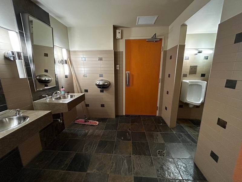 Salle de toilettes hommes