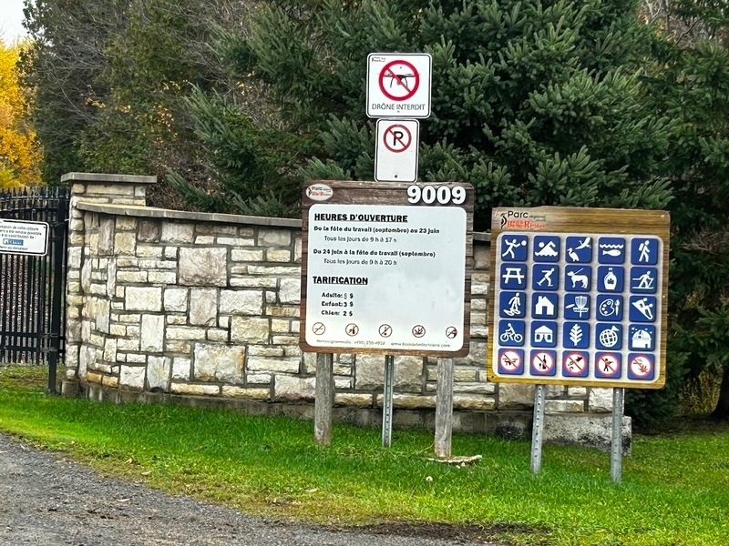 Panneaux d'informations avec pictogrammes à l'entrée du parc
