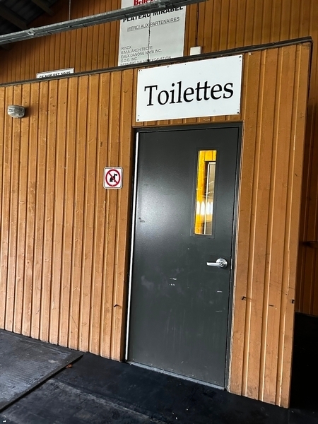 Porte d'entrée pour accéder aux cabinets de toilettes femmes et hommes (Aréna) 
