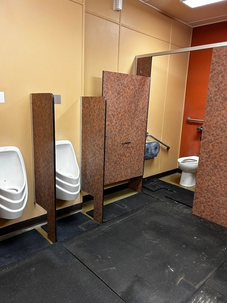 Urinoirs et cabinet de toilette adapté 
