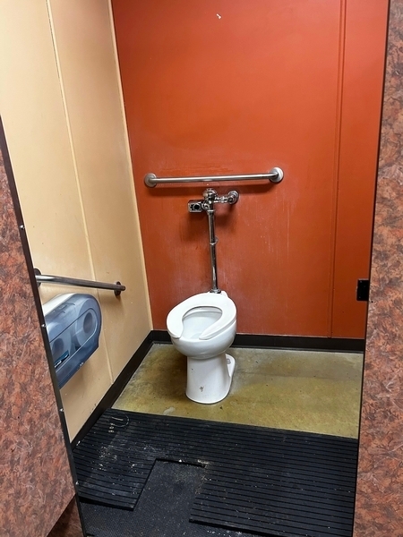Cabinet de toilette adapté pour homme