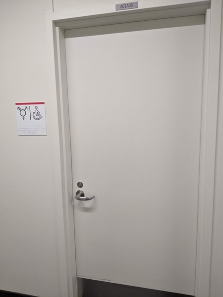 Porte de la salle de toilette universelle
