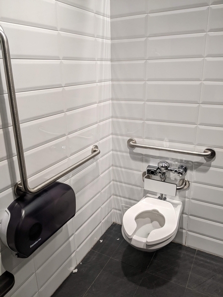 Toilette aménagé dans les cabinets multiples hommes