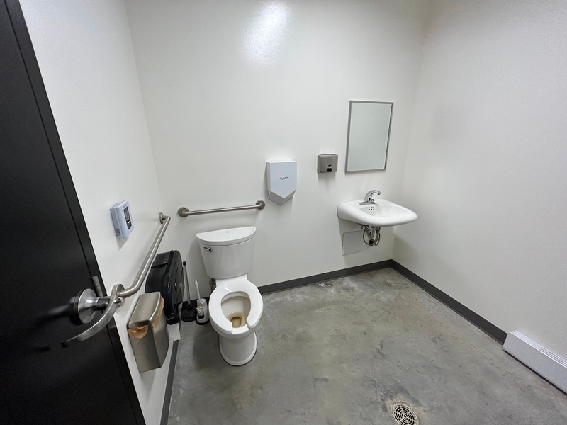 Intérieur de la salle de toilette universelle