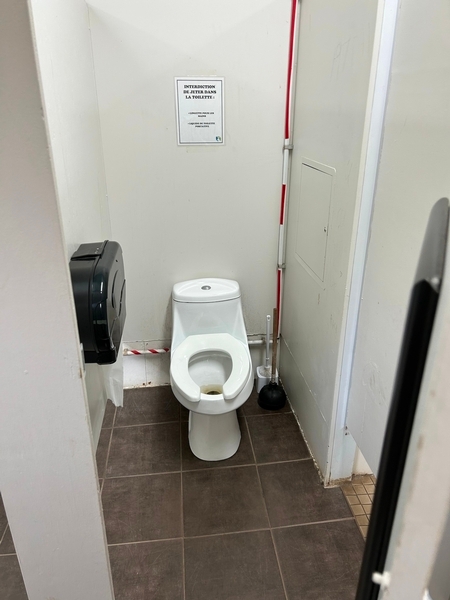 Cabinet de toilette non-accessible