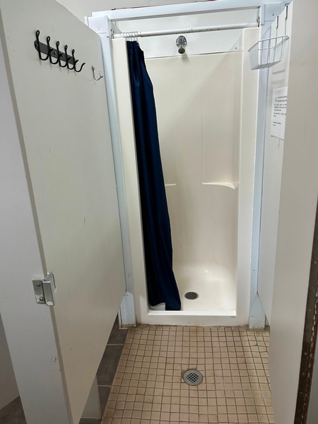 Cabinet de douche situé dans la salle de toilettes pour hommes