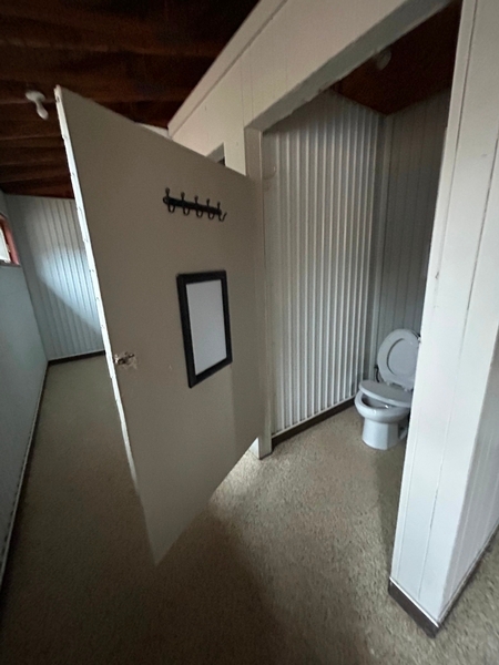 Corridor et cabinet de toilette non-accessible