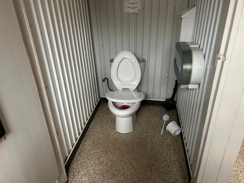Cabinet de toilette non-accessible