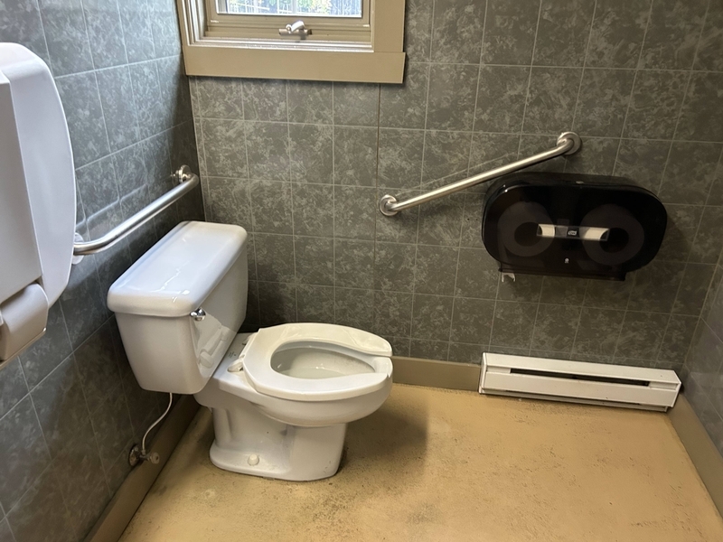 Intérieur de la salle de toilette accessible
