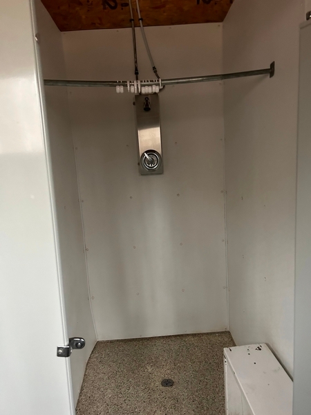 Cabinet de douche situé dans la salle de toilettes pour femmes