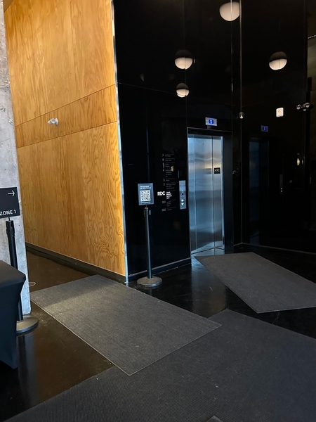 Rez-de-chaussée: ascenseur et couloir vers la salle de toilette