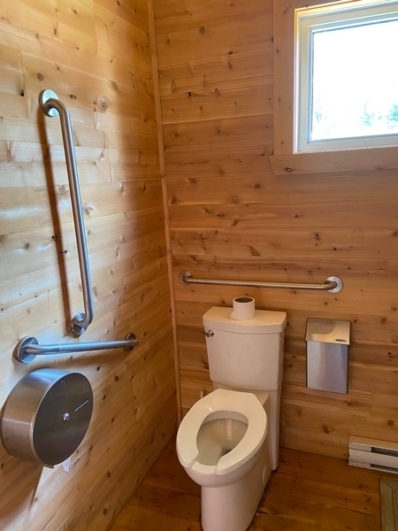 Pavillon de services - salle de toilettes 1