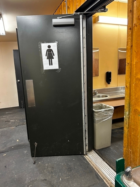 Porte d'entrée de la salle de toilettes femmes