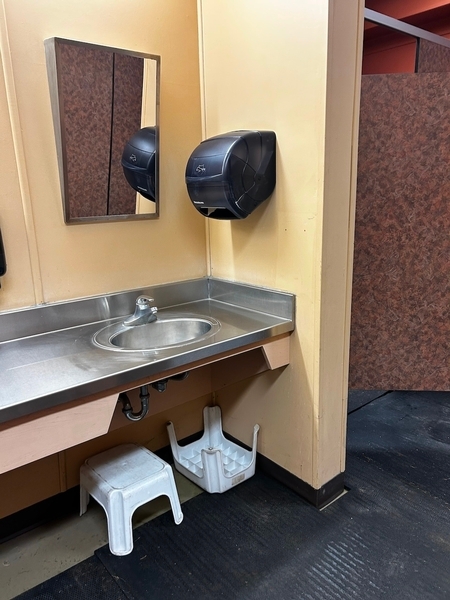 Lavabo adapté de la salle de toilettes femmes