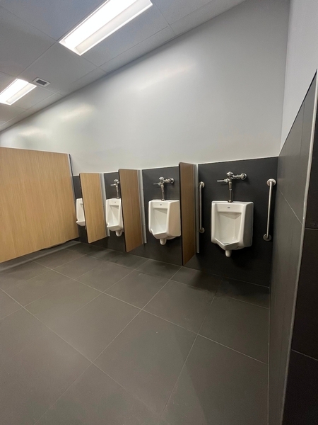 Salle de toilettes hommes - urinoirs