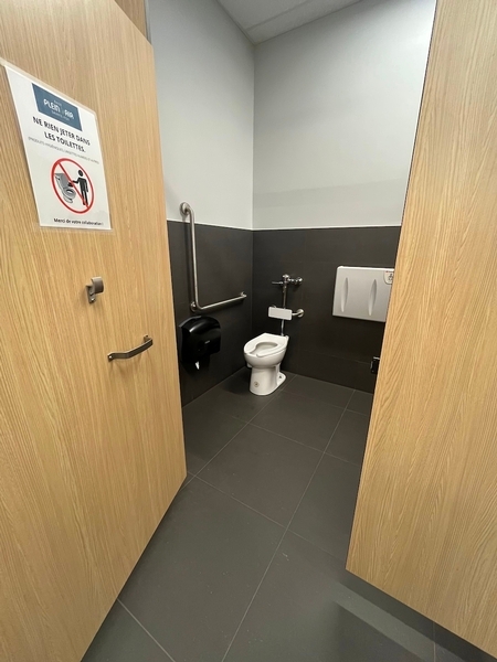 Salle de toilettes hommes - cabinet