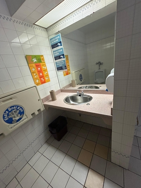 Salle de toilettes hommes - lavabo