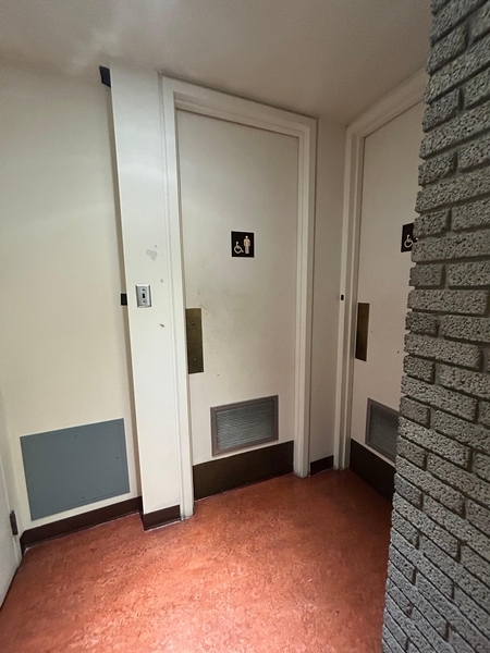 Salle de toilettes hommes - porte d'entrée 