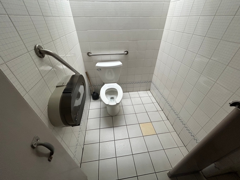 Salle de toilettes hommes - cabine de toilette accessible